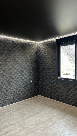 Installation d'un plafond tendu avec lumière dans une chambre