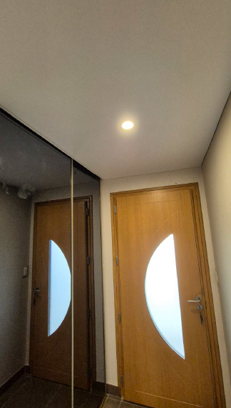 Plafond tendu dans une entrée