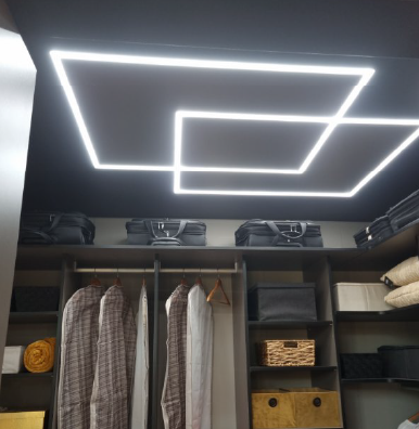 Plafond tendu avec bandes lumineuses dans un dressing